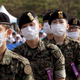 Ilustración para el artículo titulado Cómo se está protegiendo Corea del Sur contra el brote del virus MERS